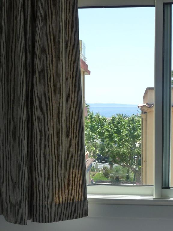 Hôtel L'Oustaou Le Lavandou Quarto foto