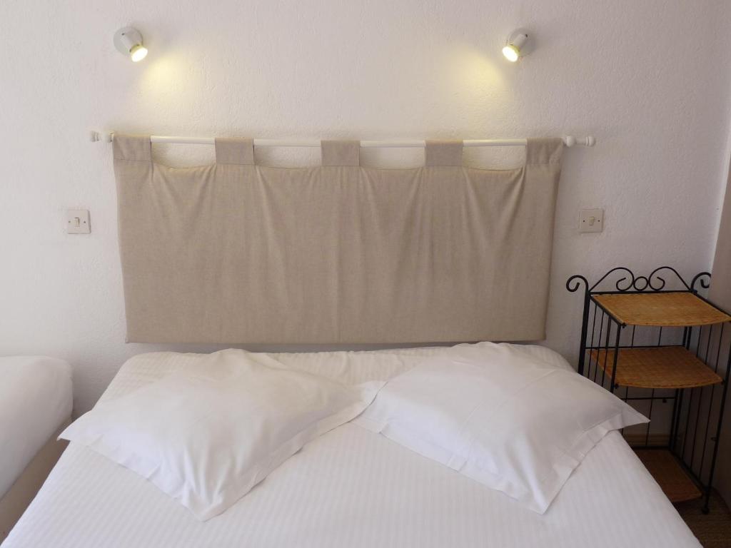 Hôtel L'Oustaou Le Lavandou Quarto foto