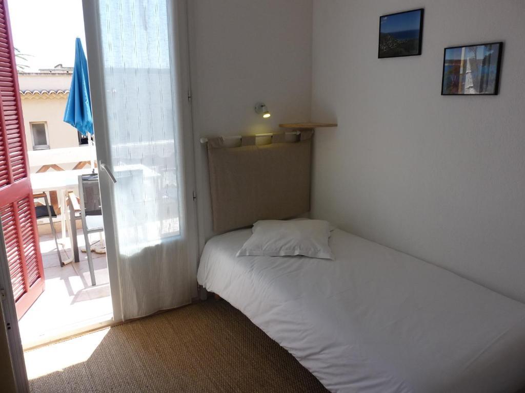 Hôtel L'Oustaou Le Lavandou Quarto foto
